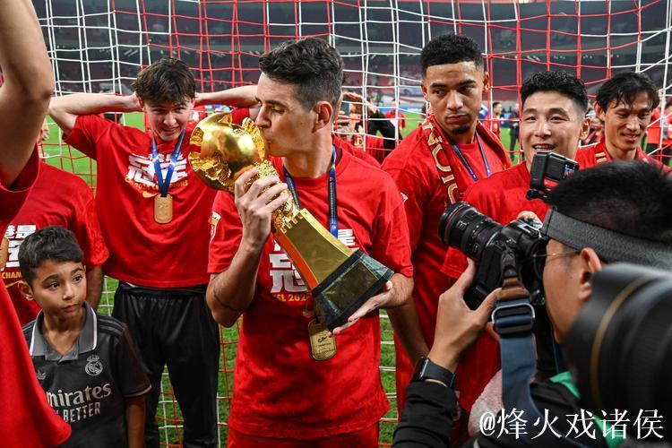 上海海港领取本赛季中超联赛冠军奖杯！